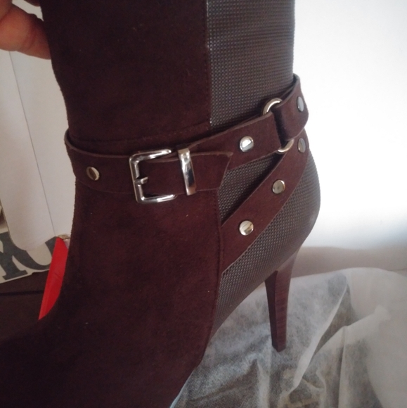 Botas - Picture 2 of 3